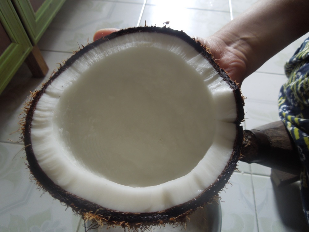How to Grate a Coconut (Old Skool) (1/5)